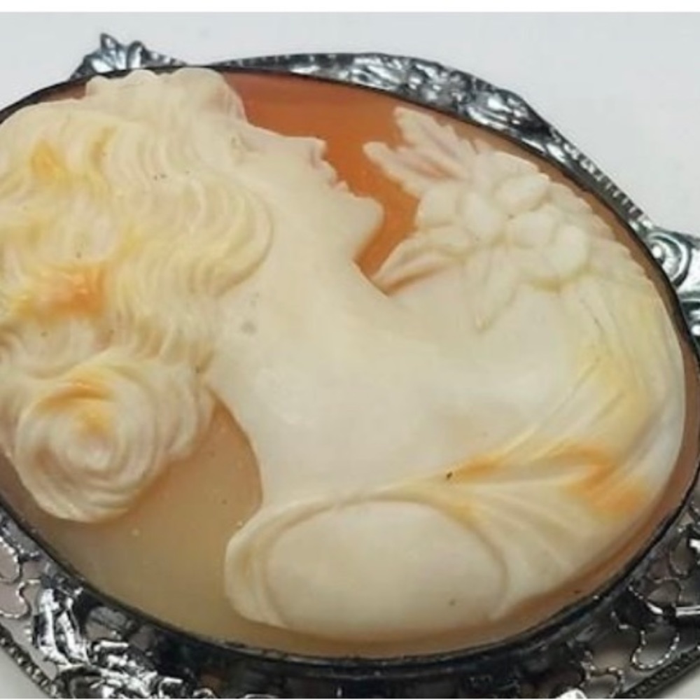 Vintage Ornate Silver Tone Shell Cameo Brooch. - Picture 2 of 5